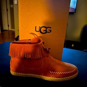 NWT UGG moccasin boots size 10 women